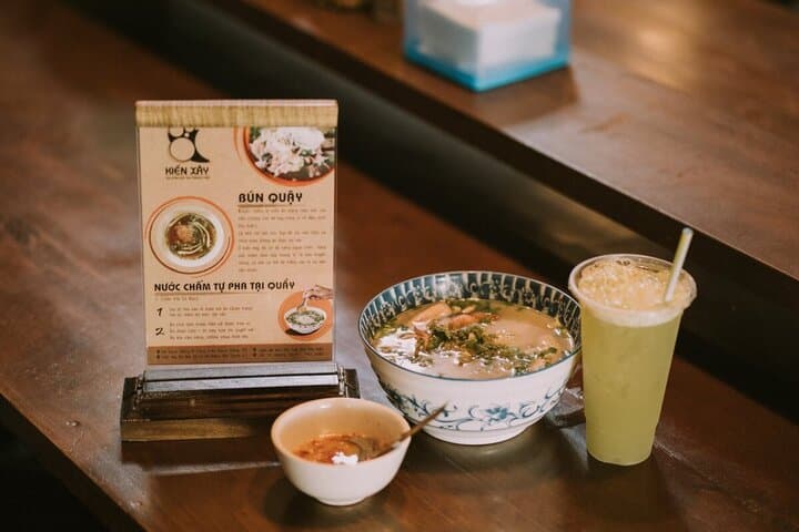 Tô bún quậy bên bảng hướng dẫn nước chấm tự pha tại bàn