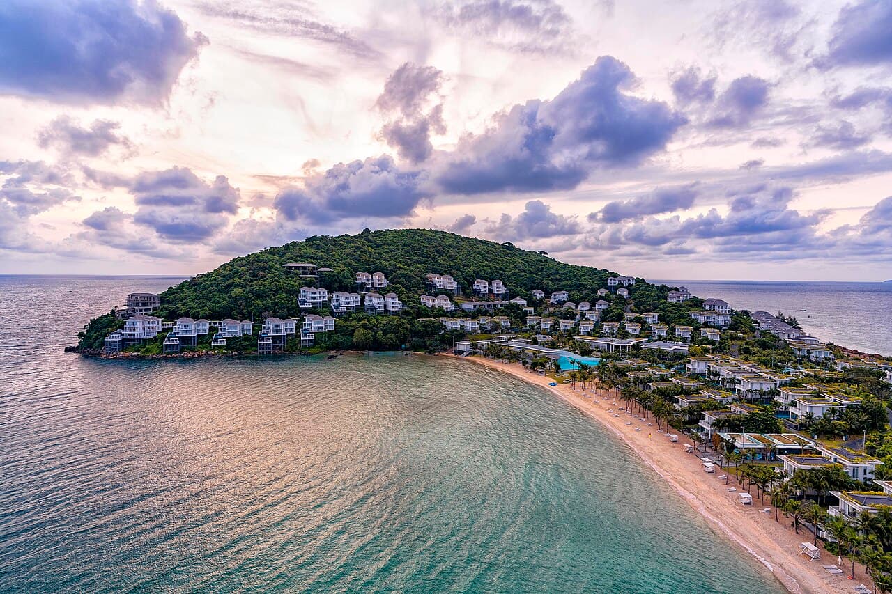 Bãi biển và các căn nghỉ trên sườn đồi ở Premier Village Phu Quoc