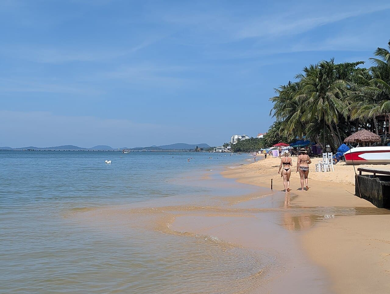 Bờ cát Phú Quốc với người đi dạo nhìn từ xa