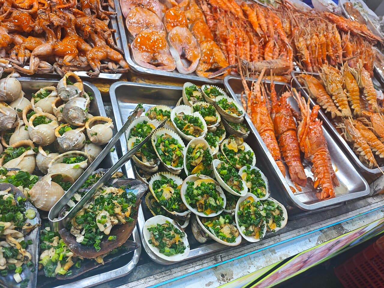 Các khay sò, ốc và tôm đã sơ chế tại quầy chợ đêm