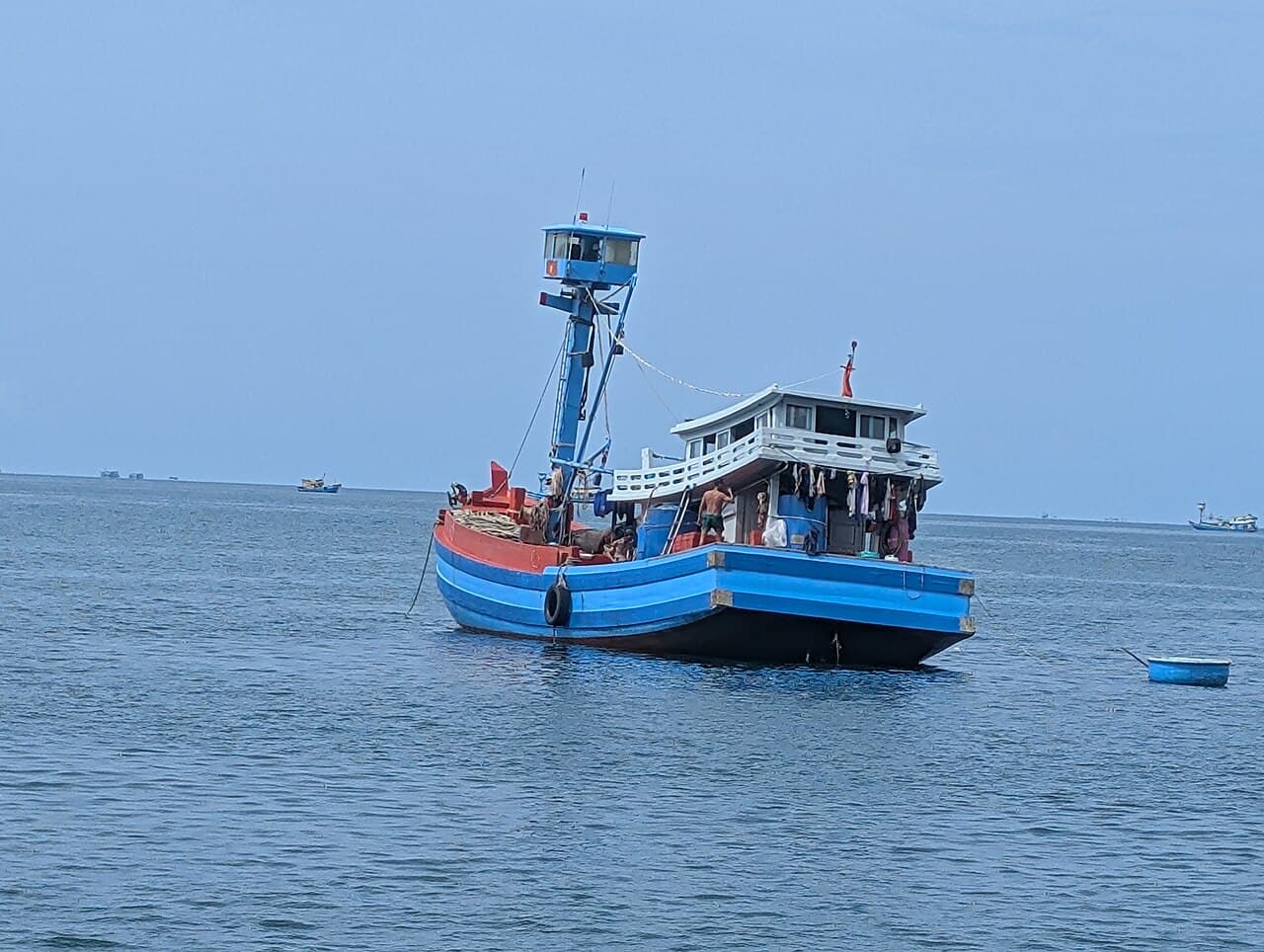 Thuyền đánh cá sơn xanh đỏ neo ngoài biển Phú Quốc