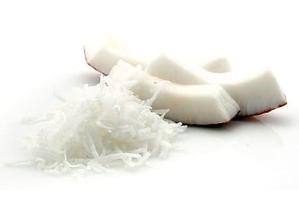 Cơm dừa và dừa nạo trắng trên nền sáng