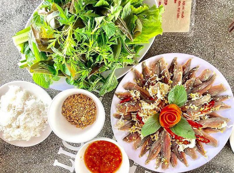 Đĩa cá trích thái lát cùng rau, dừa bào, đậu phộng và nước chấm