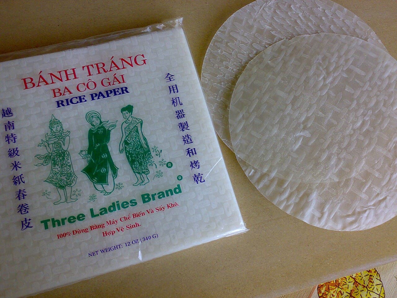 Các miếng bánh tráng tròn cạnh bao bì trên bàn