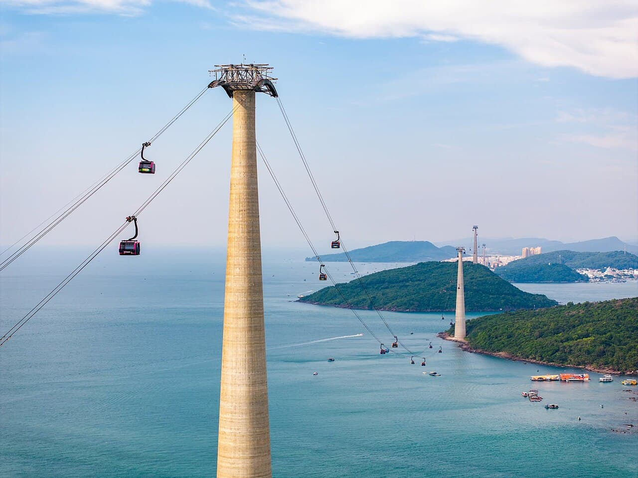Cabin và trụ cáp treo Hòn Thơm giữa các hòn đảo