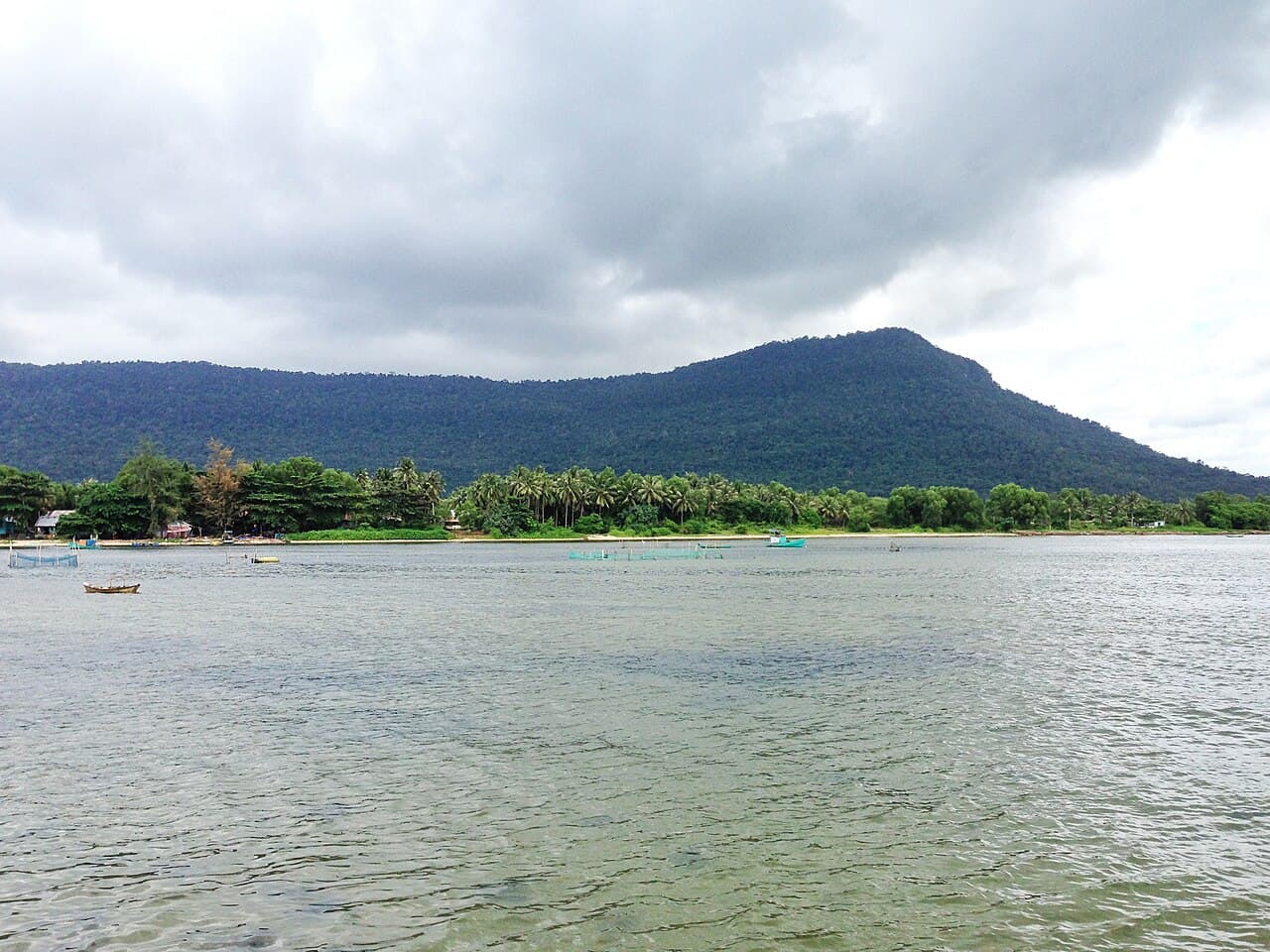 Biển và đường bờ Hàm Ninh