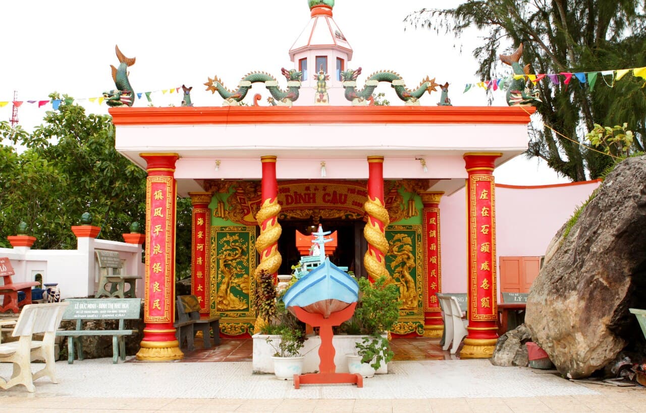 Mặt trước Dinh Cậu