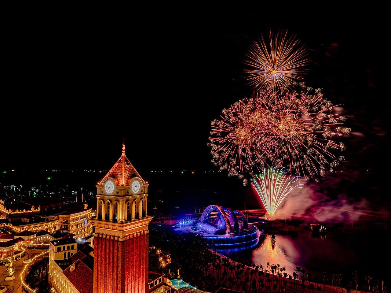Tháp đồng hồ và pháo hoa tại Sunset Town