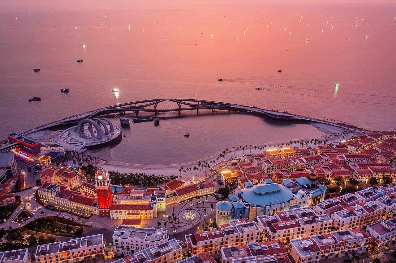 Cầu Hôn và các dãy phố ở Sunset Town nhìn từ trên cao