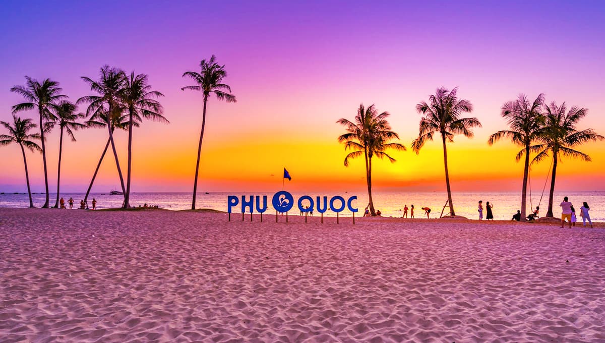 Bờ cát, hàng dừa và biển Phú Quốc lúc chiều xuống