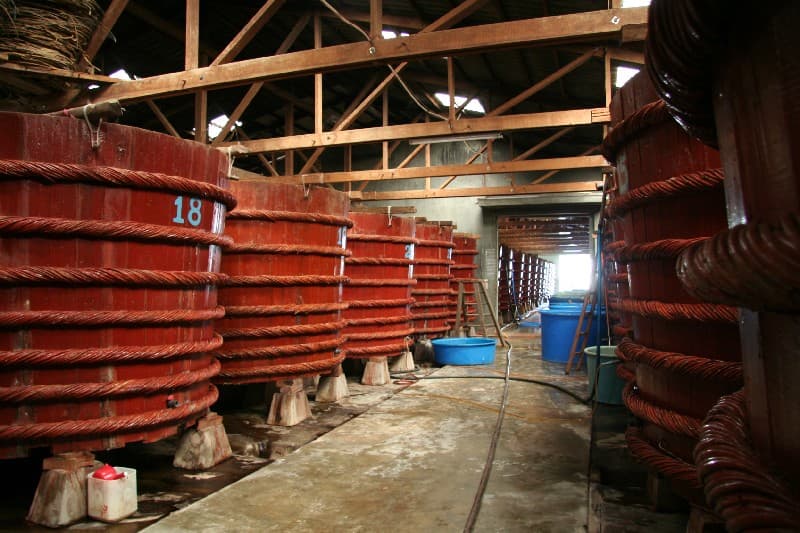 Hàng thùng gỗ với vòi rút phía dưới và đai dây bao quanh