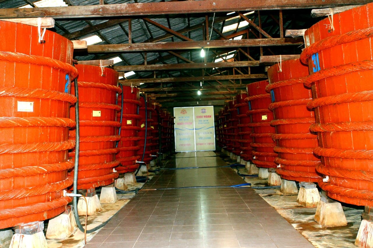 Những thùng gỗ lớn được đai dây trong nhà thùng ở Phú Quốc