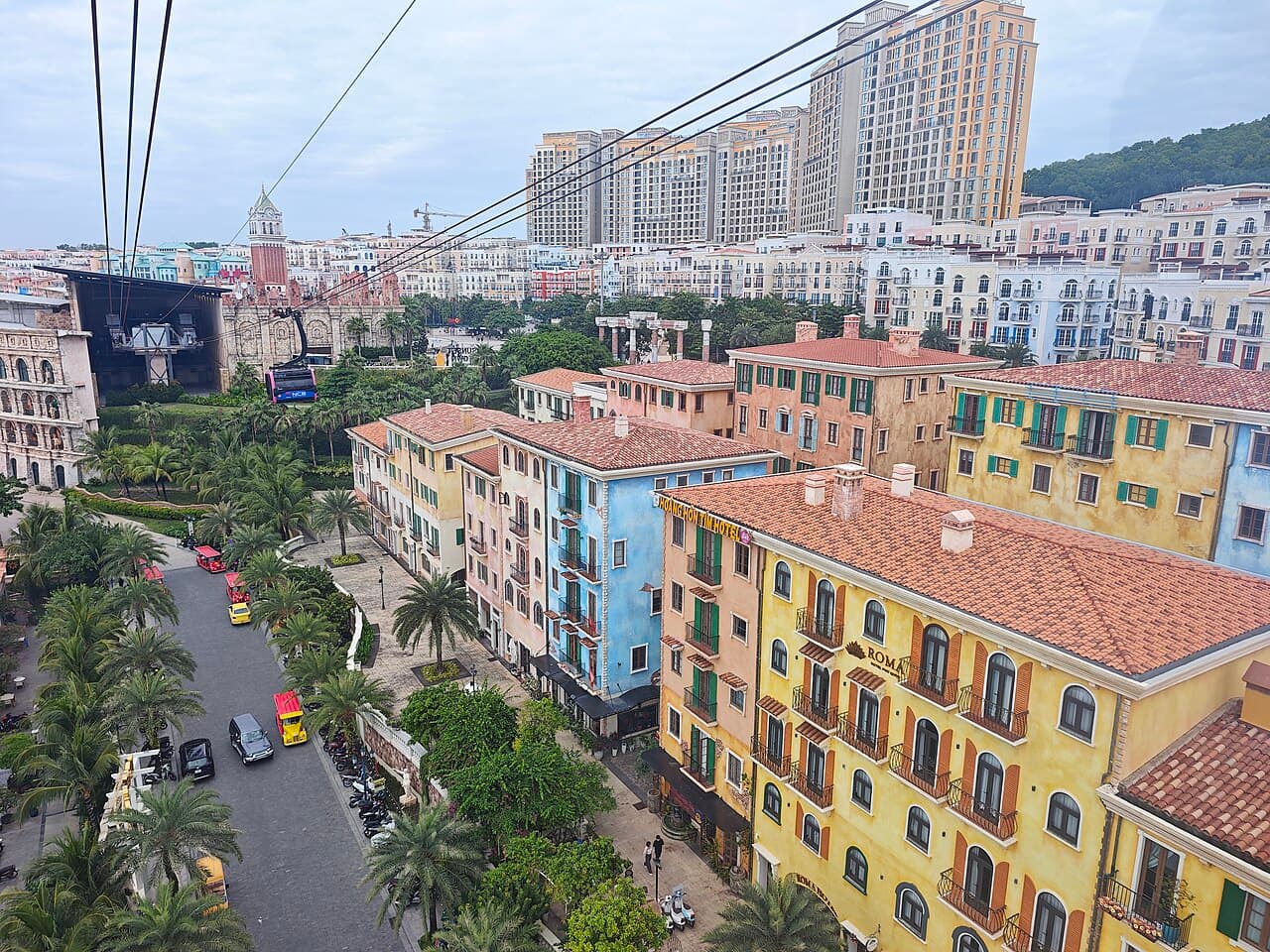Phố nhiều màu dưới đường cáp treo ở Sunset Town