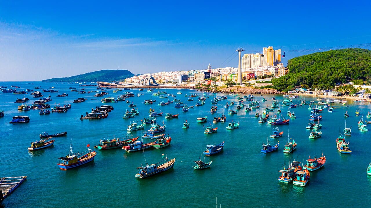 Nhiều thuyền đánh cá neo trước bờ Nam đảo và tuyến cáp treo