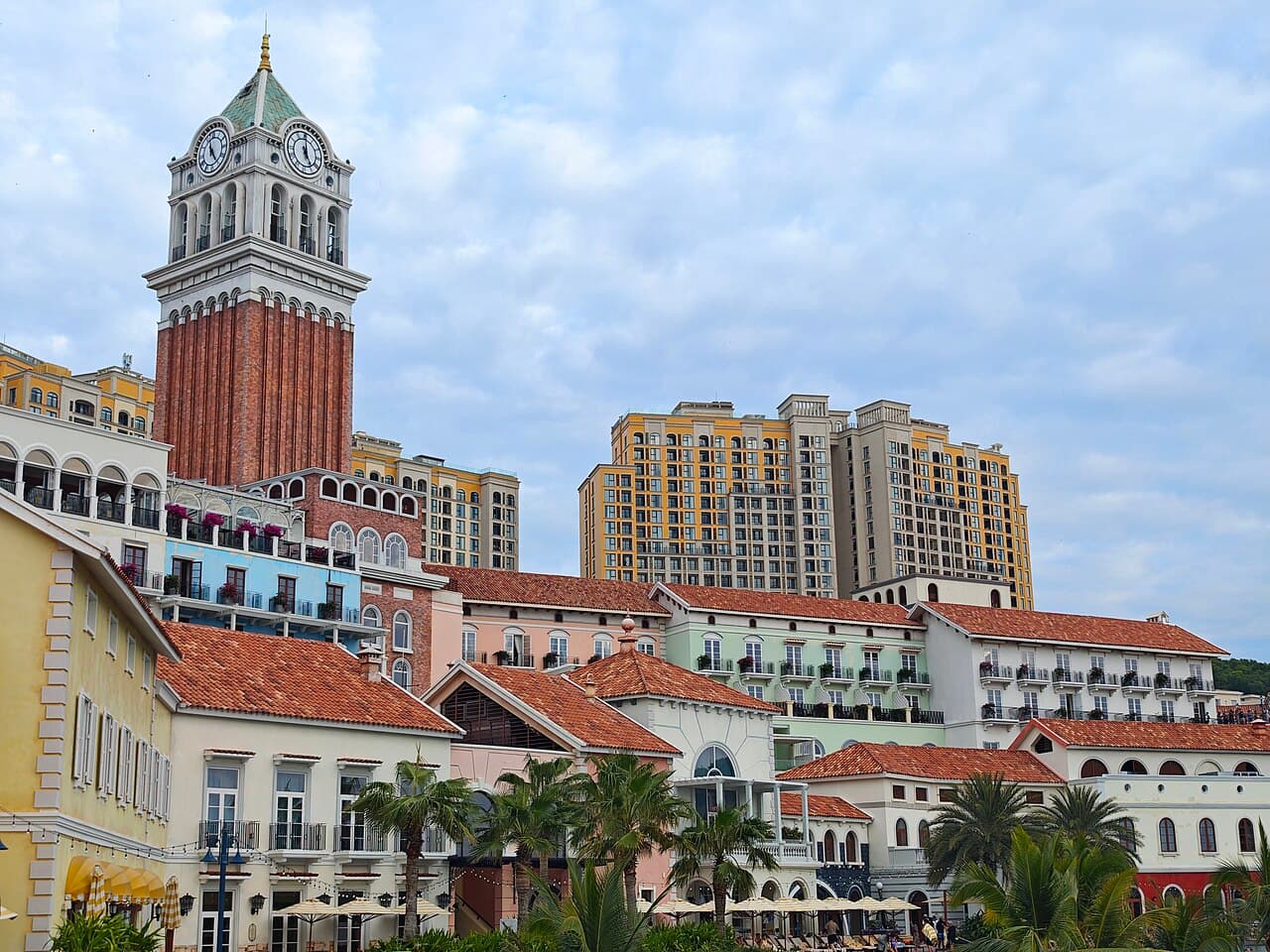 Tháp đồng hồ và những lớp mái ngói ở Sunset Town