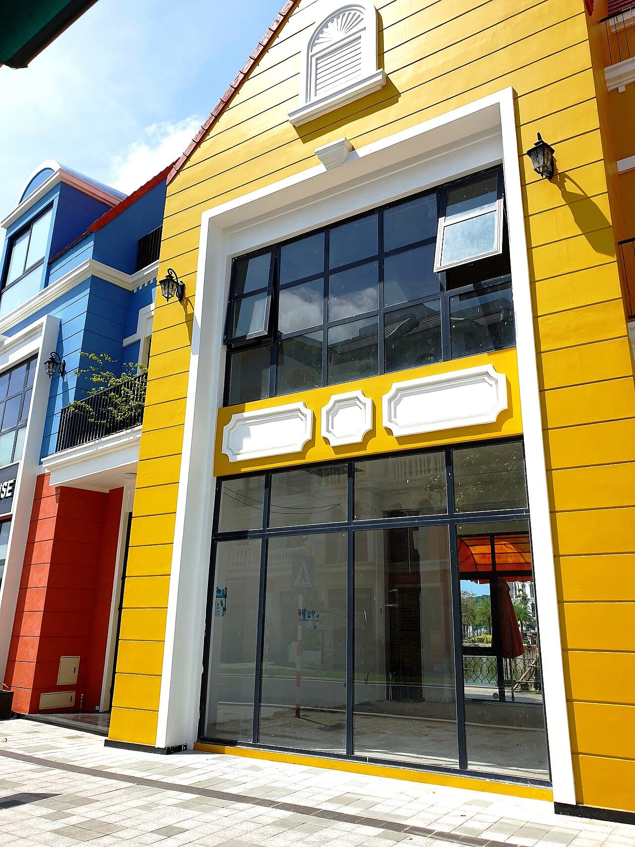 Mặt tiền vàng xanh ở Grand World