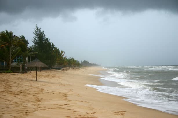 Sóng và mây xám trên Bãi Trường