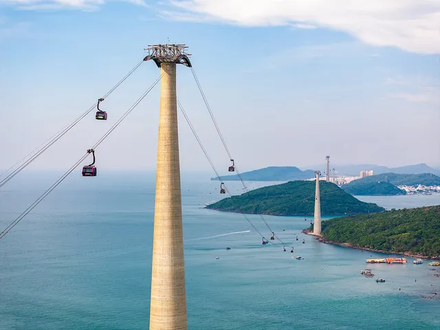Cabin và trụ cáp treo Hòn Thơm giữa các hòn đảo