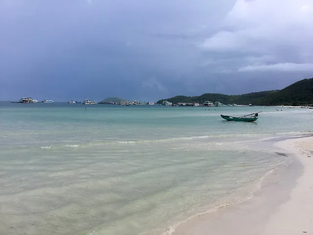 Thuyền và bờ cát Bãi Sao dưới nền trời xám