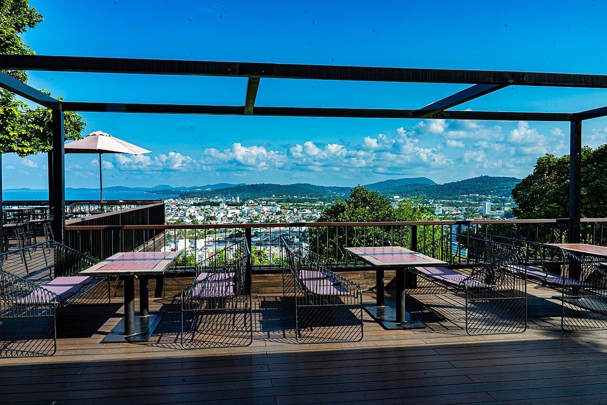 Chuồn Chuồn Bistro & Skybar — Đồi Sao Mai