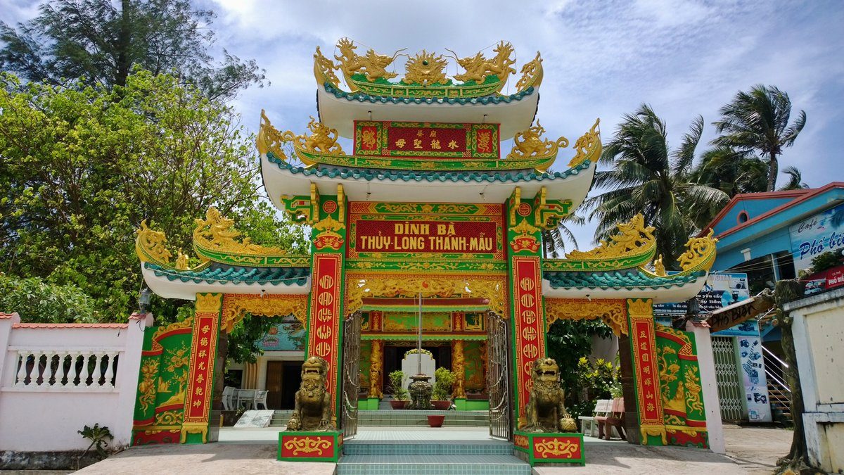 Cổng tam quan nhiều tầng mái, trên nóc có rồng vàng, giữa cổng là bảng đỏ ghi Dinh Bà Thủy Long Thánh Mẫu, hai bên là hai tượng lân và hàng dừa.