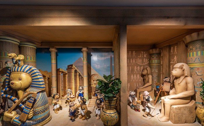 Khung trưng bày mô phỏng đền Ai Cập với tượng gấu đội mũ Pharaoh, hàng cột đá, kim tự tháp phía sau và nhiều gấu bông mặc đồ thám hiểm