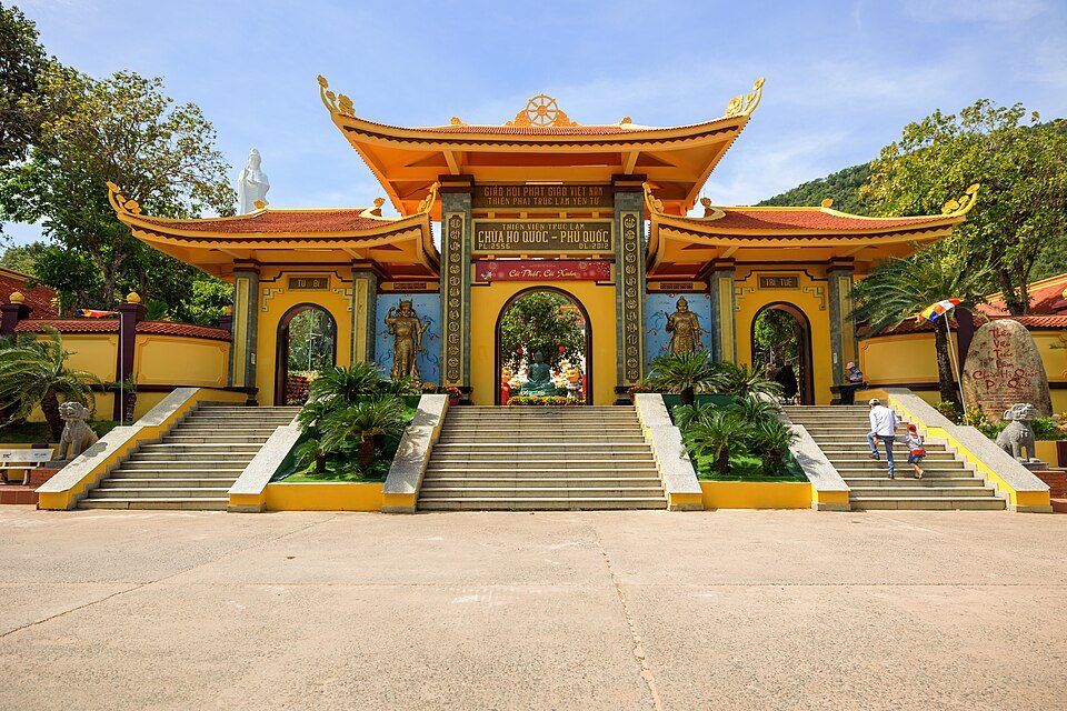 Cổng Tam quan mái cong vàng cam, bậc thang đi lên