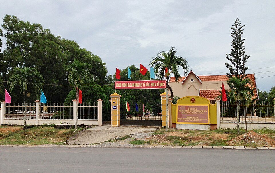 Cổng và hàng rào khu di tích