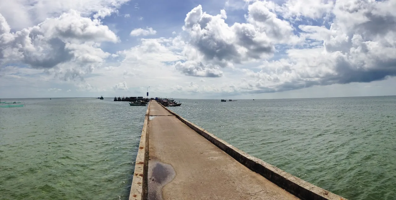Cầu tàu cũ và thuyền cá ở làng chài Hàm Ninh, ảnh tư liệu tháng 9/2013