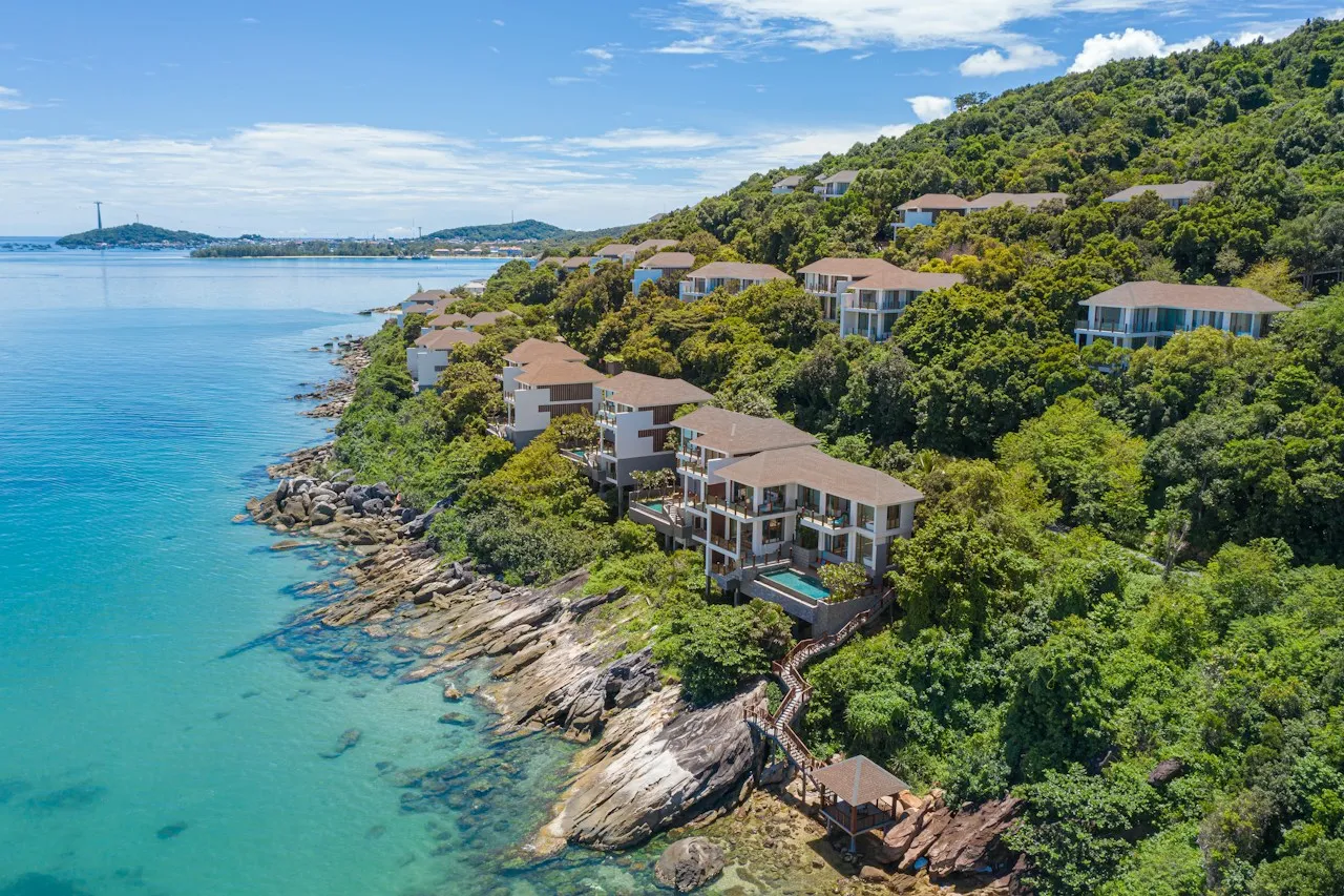 Bờ đá và triền cây ở Mũi Ông Đội, cạnh Premier Village, ảnh tư liệu